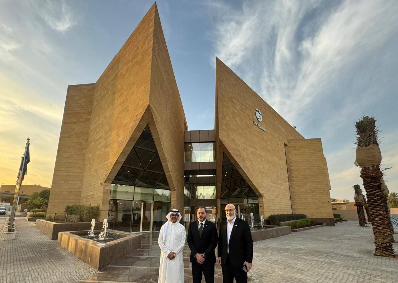 اجتماع وزير السياحة مع المدير الإقليمي لمكتب المنظمة العالمية للسياحة للشرق الأوسط